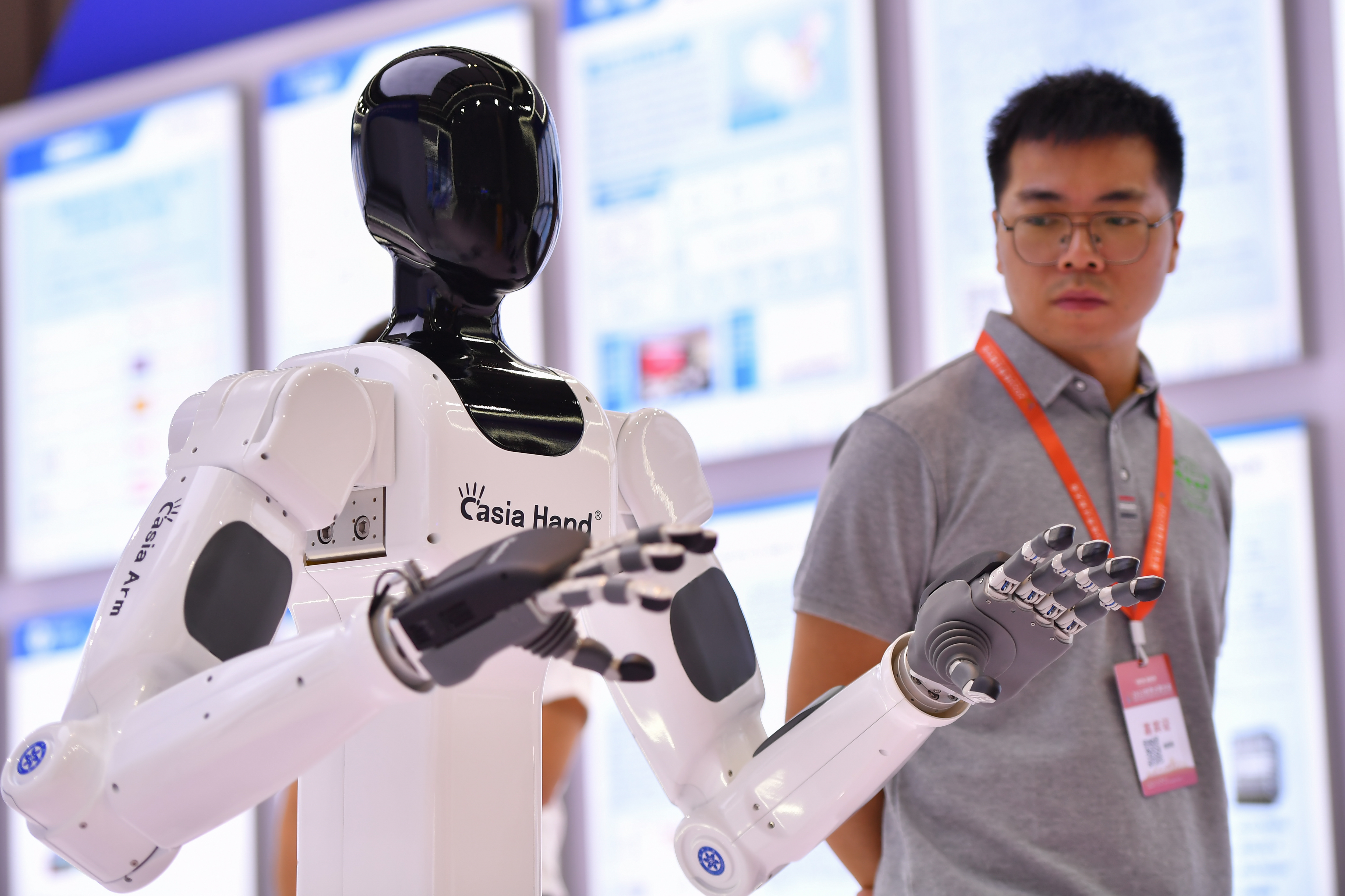 新华全媒+|技术迭代·绿色发展·深度赋能——2023世界计算大会求解“三问”